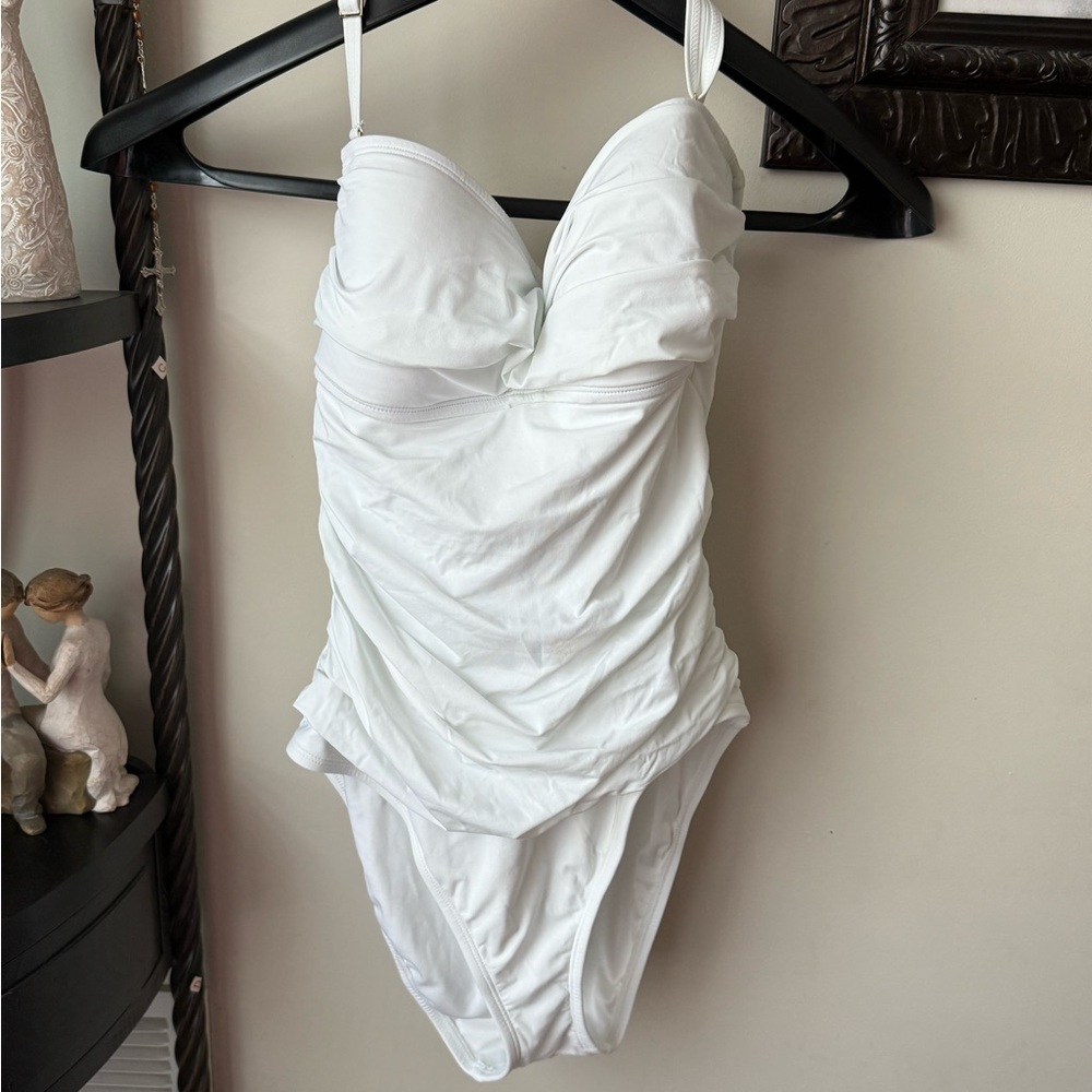 Lilly Pulitzer White Flamenco Swimsuit
EUC
Size 10
Smoke free home